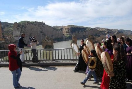 Kadınların Yürüyüşüne Katılan Bdp Milletvekili Halay Çekti