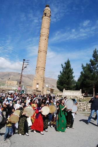 Kadınların Yürüyüşüne Katılan Bdp Milletvekili Halay Çekti