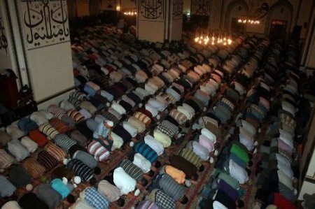 Kadir Gecesi İçin Bursa Ulu Camii'ye Gelenler Yollarda Saf Tuttu