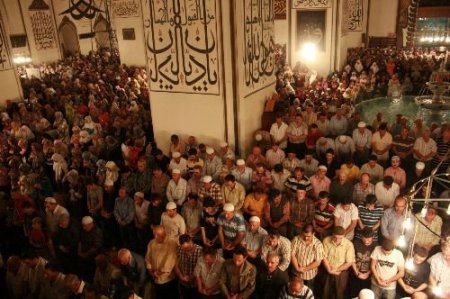 Kadir Gecesi İçin Bursa Ulu Camii'ye Gelenler Yollarda Saf Tuttu