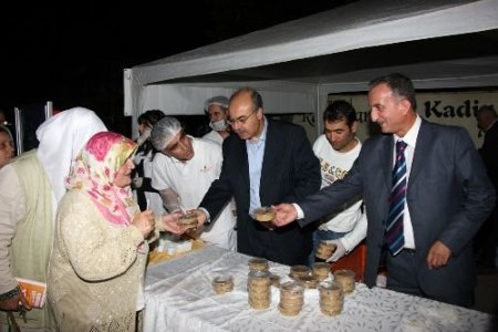 Kadir Gecesi'nde Halka Aşure İkramı