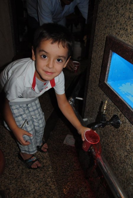 Kadir Gecesi'nde Musluklarından 3 Ton Osmanlı Şerbeti Aktı