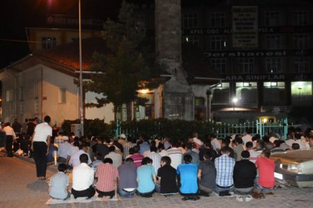 Kadir Gecesinde Vatandaşlar Camilere Sığmadı