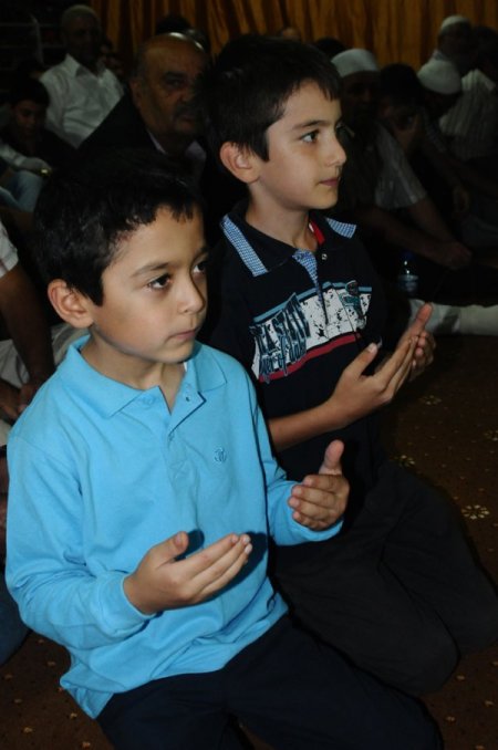 Kadir Gecesinde Vatandaşlar Camilere Sığmadı