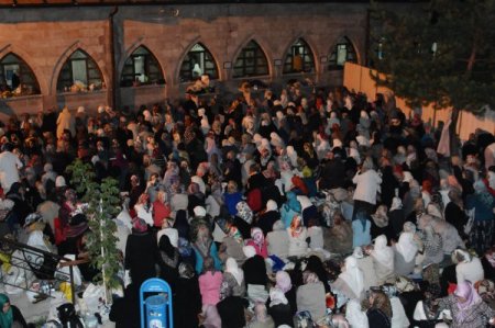 Kadir Gecesinde Vatandaşlar Camilere Sığmadı