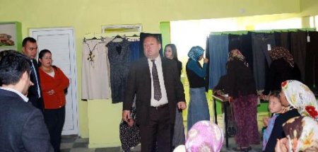 Kadirli Belediye Başkanı Tarhan, Hayır Çarşısında Fakir Vatandaşları Giydirdi