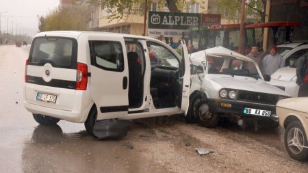 Kadirli’de 10 dakikada 3 kaza oldu, 6 kişi yaralandı