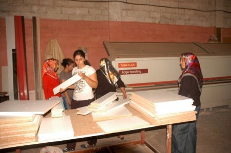 Kadirli’de bayan mobilyacılar yetişiyor