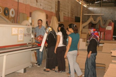 Kadirli’de bayan mobilyacılar yetişiyor