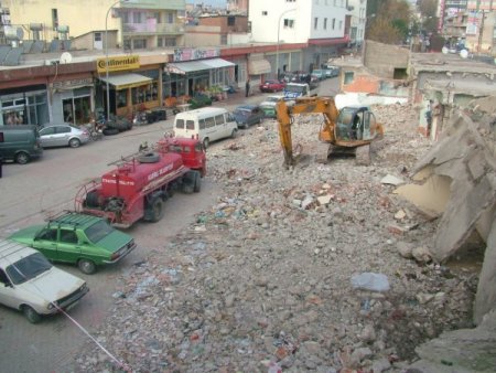 Kadirli’de Belediye Dükkanları Yıkılıyor