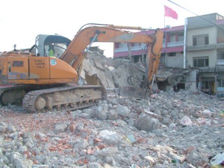 Kadirli’de Belediye Dükkanları Yıkılıyor