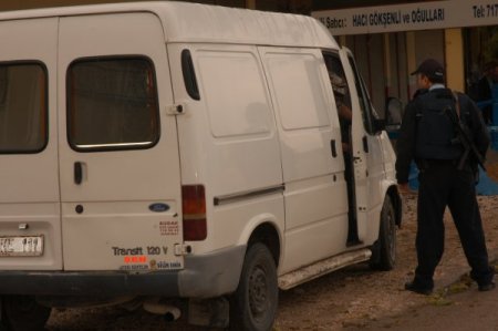 Kadirli'de minibüse tüfekli saldırı