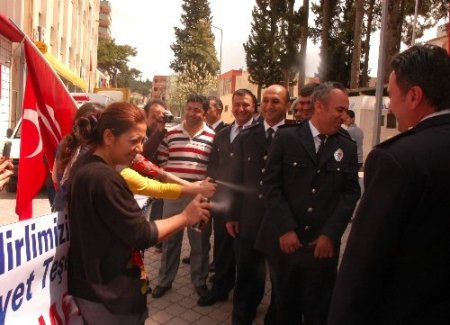 Kadirli'de polise toplu parfüm sıkmalı bayram kutlaması