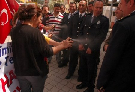 Kadirli'de polise toplu parfüm sıkmalı bayram kutlaması