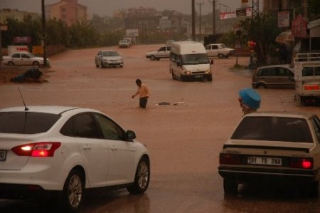 Kadirli’de sağanak yağış su baskınlarına sebep oldu