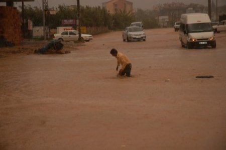 Kadirli’de sağanak yağış su baskınlarına sebep oldu