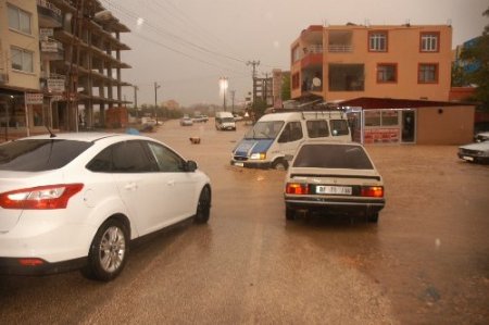 Kadirli’de sağanak yağış su baskınlarına sebep oldu