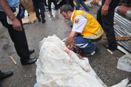 Kafasına Çatı Düşen Özürlü Vatandaş Öldü