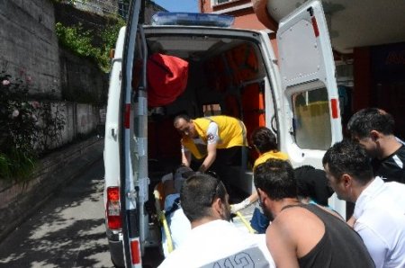 Kafasına tahta düşen inşaat işçisi ağır yaralandı