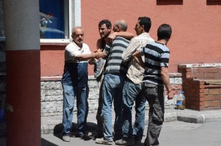 Kafasına tahta düşen inşaat işçisi ağır yaralandı