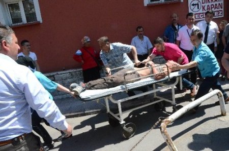 Kafasına tahta düşen inşaat işçisi ağır yaralandı