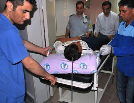 Kafasında Bir Metrelik Şişle Hastaneye Geldi