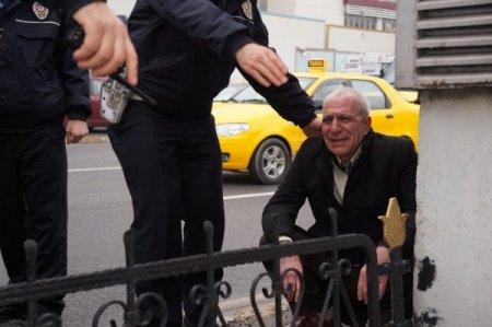 Kafasını kaldırıma çarpan yaşlı adam hayatını kaybetti