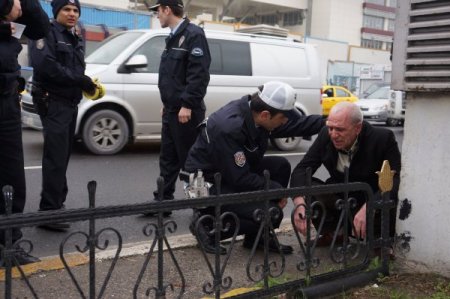 Kafasını kaldırıma çarpan yaşlı adam hayatını kaybetti