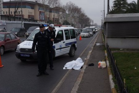 Kafasını kaldırıma çarpan yaşlı adam hayatını kaybetti