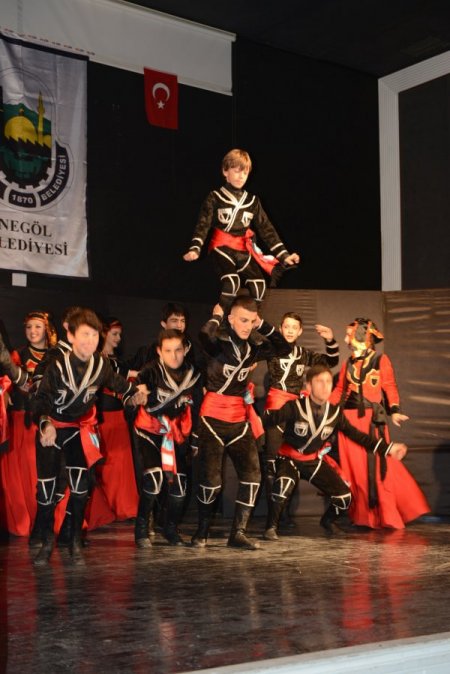 Kafkas Tiyatro Topluluğu ilk oyununu sahneledi