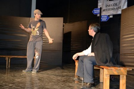 Kafkas Tiyatro Topluluğu ilk oyununu sahneledi