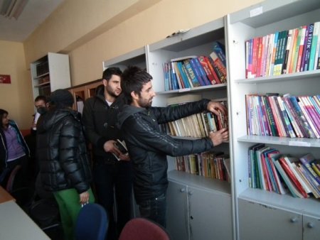 Kafkas Üniversitesi öğrencileri kitap bağışladı