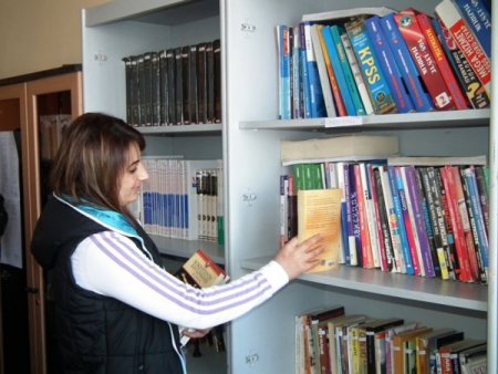 Kafkas Üniversitesi öğrencileri kitap bağışladı