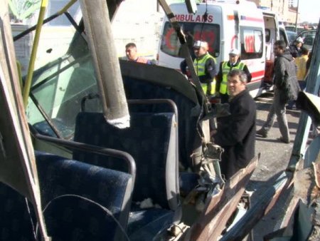 Kağıt Gibi Parçalanan Minibüsten Hafif Sıyrıklarla Kurtuldular