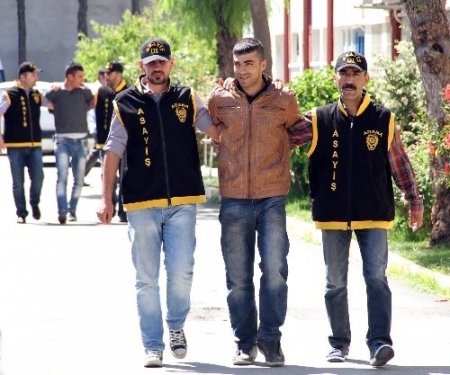 Kağıt toplayıcısı gibi davranıp 300 bin lira çaldılar!