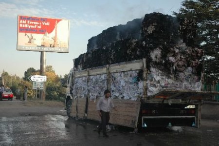 Kağıt Yüklü Kamyon Seyir Halindeyken Yandı