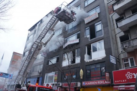 Kağıthane’de yangın: Mahsur kalan 7 kişi kurtarıldı