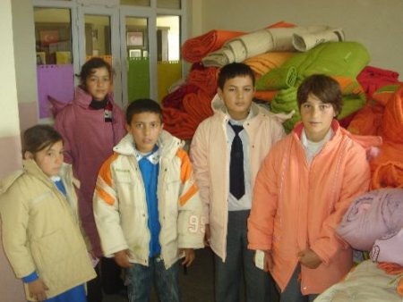 Kahramanmaraş Ticaret Borsası'ndan Öğrencilere Giysi Yardımı