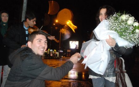 Kahramanmaraşlı aşık, şehrin merkezindeki dev ekrandan evlilik teklifi yaptı