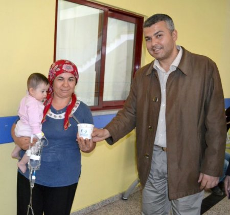 Kahramanmaraş'ta doktorlar hastalara aşure dağıttı