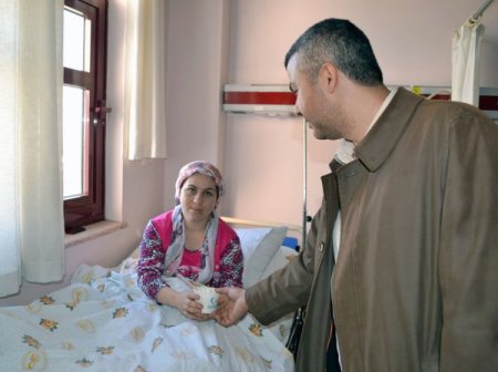 Kahramanmaraş'ta doktorlar hastalara aşure dağıttı