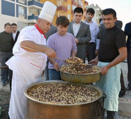 Kahramanmaraş'ta doktorlar hastalara aşure dağıttı