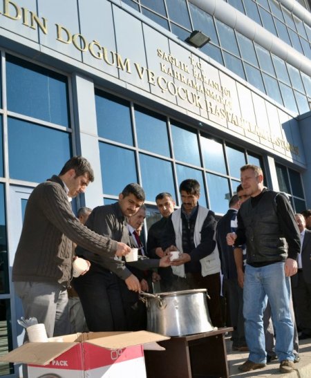 Kahramanmaraş'ta doktorlar hastalara aşure dağıttı