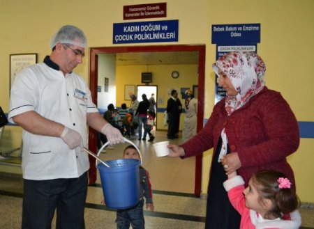 Kahramanmaraş'ta doktorlar hastalara aşure dağıttı