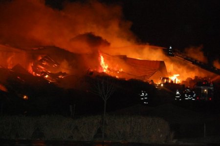 Kahramanmaraş’ta İplik Fabrikasında Çıkan Yangın İki Fabrikaya Sıçradı, İtfaiyenin Müdahalesi Sürüyor (1)