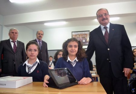 Kahramanmaraş’ta öğrencilere tablet bilgisayar dağıtıldı