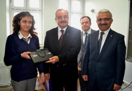 Kahramanmaraş’ta öğrencilere tablet bilgisayar dağıtıldı