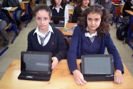 Kahramanmaraş’ta öğrencilere tablet bilgisayar dağıtıldı