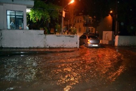 Kahramanmaraş’ta sağanak yağış: Ev ve işyerlerini su bastı