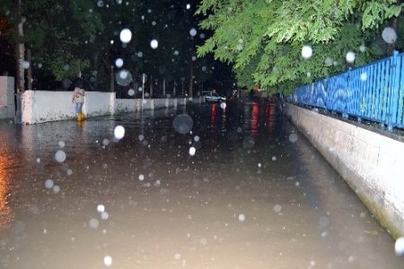 Kahramanmaraş’ta sağanak yağış: Ev ve işyerlerini su bastı